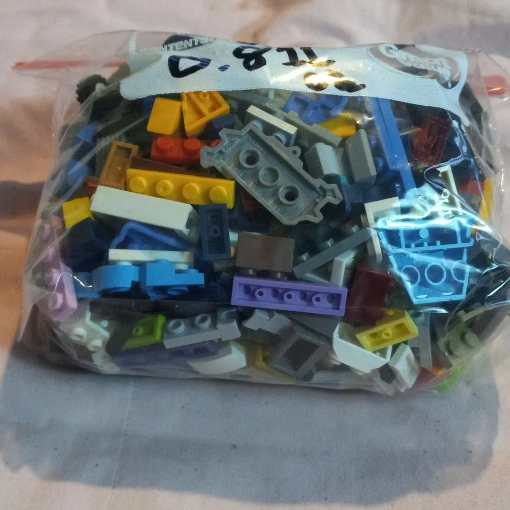 Lego lot 11 weighs 0.811 of mixed lot